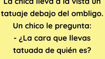 La chica lleva a la vista un tatuaje debajo del ombligo