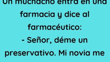 Un muchacho entra en una farmacia