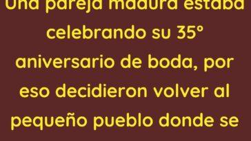 Una pareja madura estaba celebrando