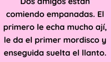 Dos amigos están comiendo empanadas