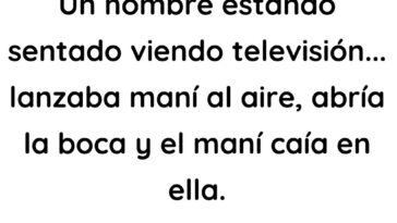 Un hombre estando sentado viendo televisión