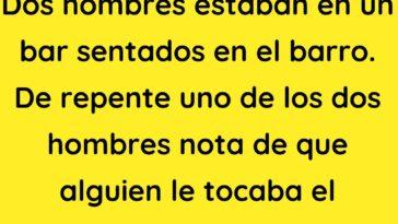 Dos hombres estaban en un bar sentados en el barro