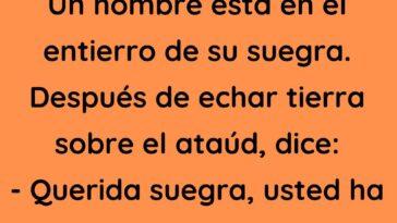 Un hombre está en el entierro de su suegra