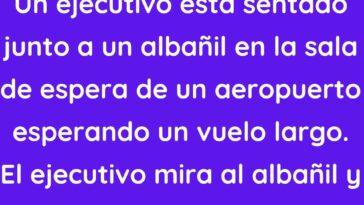 Un ejecutivo está sentado junto a un albañil en la sala