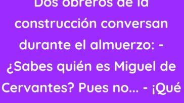 Dos obreros de la construcción conversan durante el almuerzo