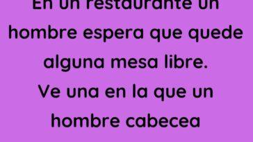 En un restaurante un hombre espera que quede