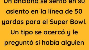 Un anciano se sentó en su asiento en la línea