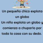 Un pequeño chico explota un globo