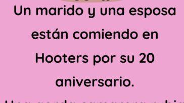 Una pareja está comiendo en Hooters