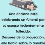 Una anciana está llevando a cabo un funeral