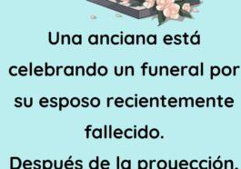 Una anciana está llevando a cabo un funeral