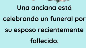 Una anciana está llevando a cabo un funeral