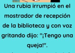 Una rubia en el mostrador de recepcion de la biblioteca